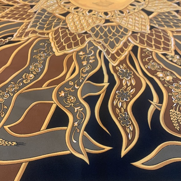 Sun and stars crochetta Scarf made in Florence Italy 100% polyester 34.5 X 34.5 - Picture 8 of 16